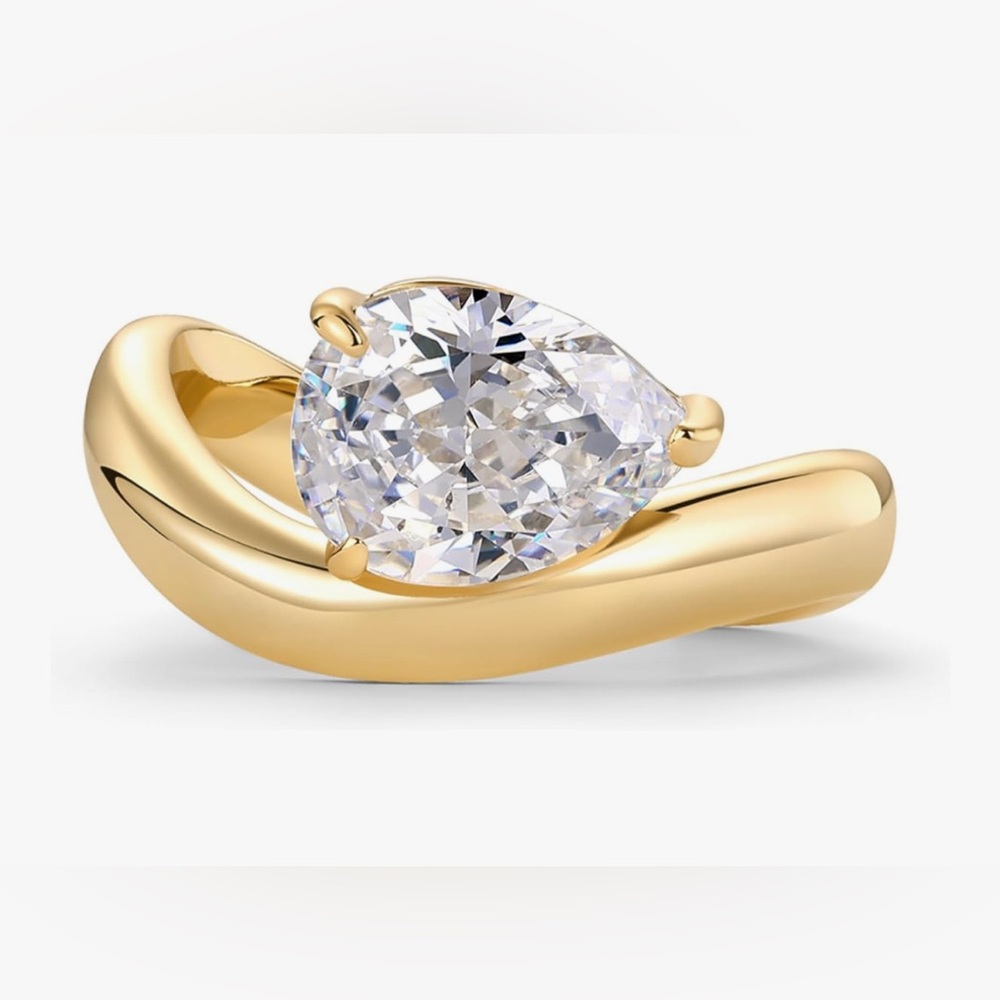 Dillards 18KT dip Pear Shaped White sapphire ring size 7 adjustable